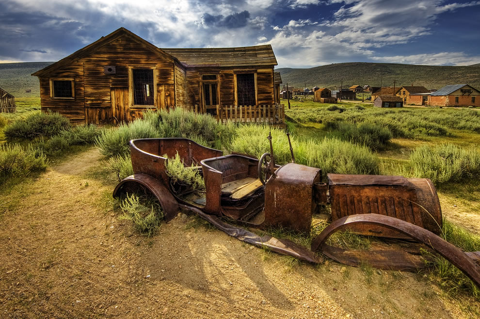 abandoned-car-at-ghost-town-Bodie