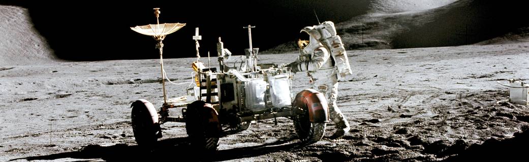 2-apollo_15_on_moon-1