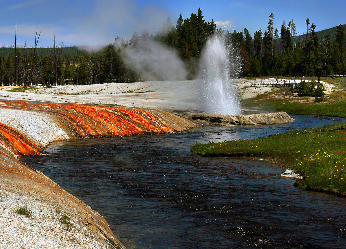 1200px-Firehole_river_at_Upper_Geyser_Basin-2008-june
