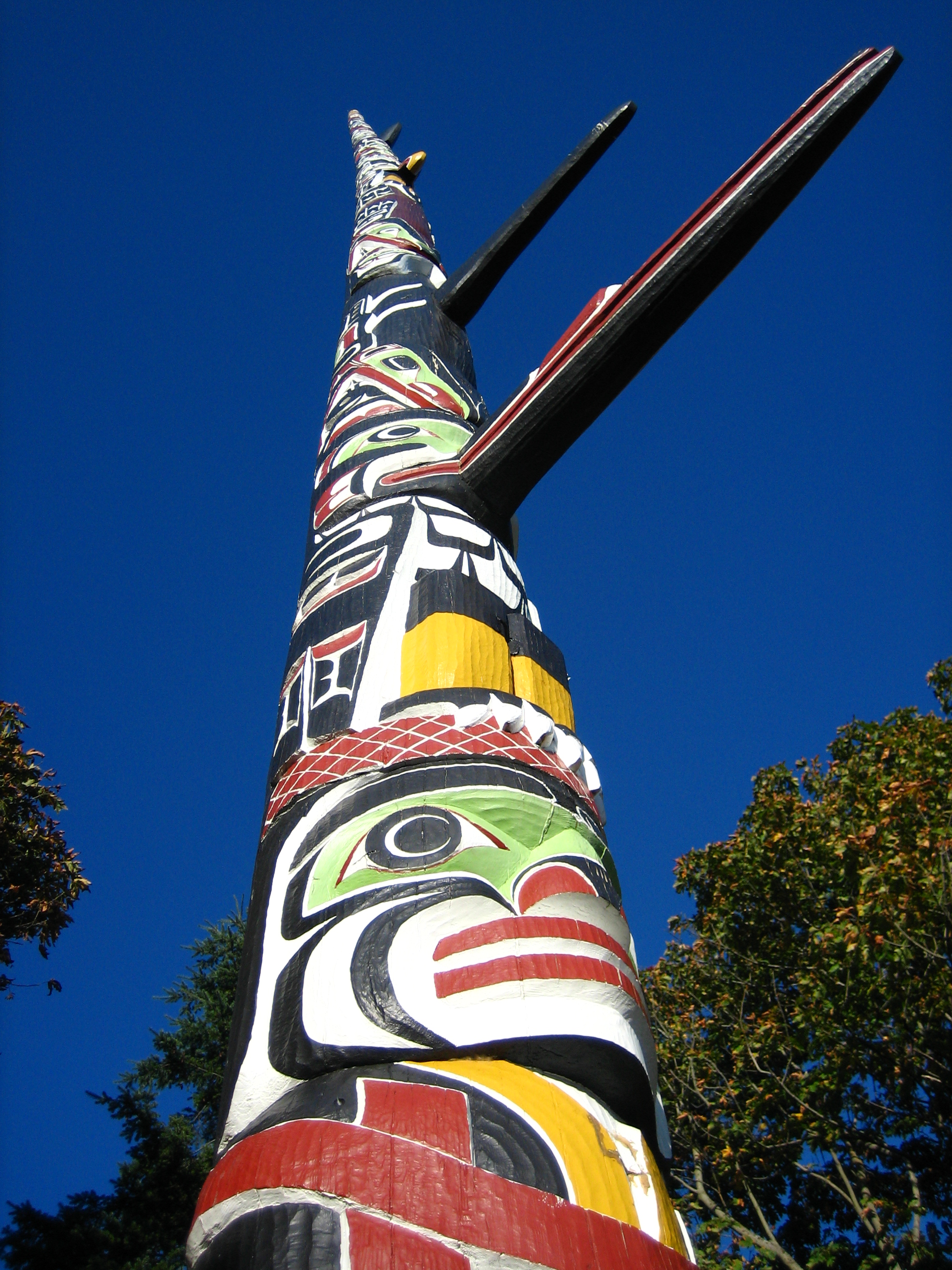 World's_Tallest_Totem_Pole,_Victoria,_British_Columbia