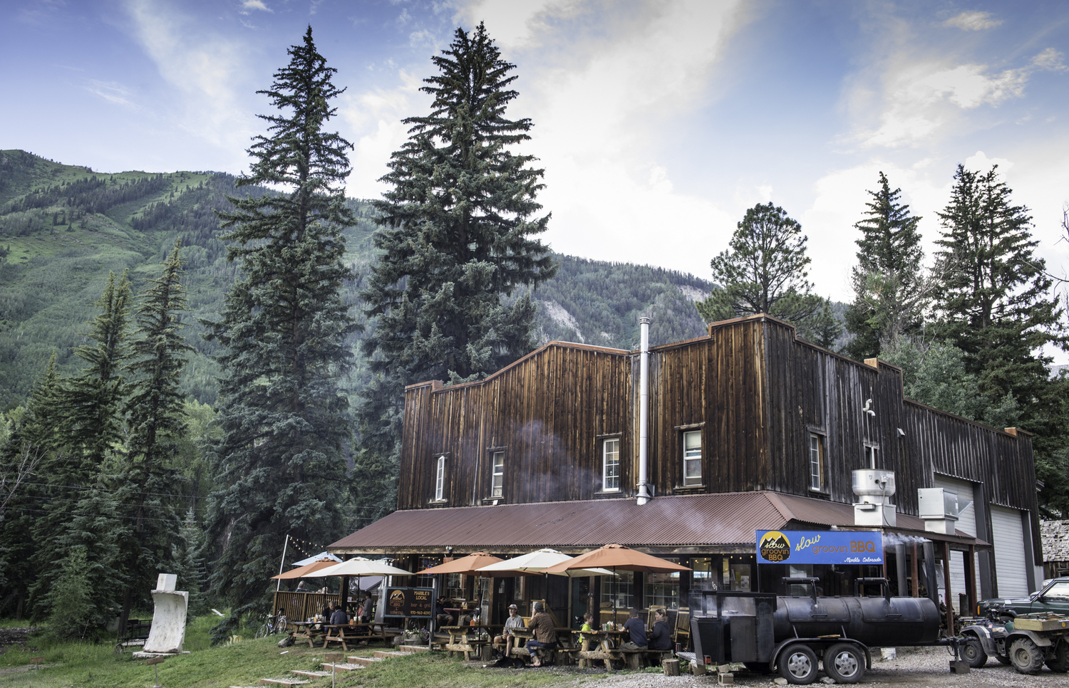 Slow+Groovin+BBQ+building+w+mountain